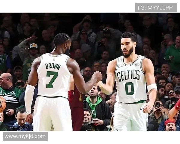 25号掘金与湖人激战一触即发球迷期待精彩对决与精彩表现 25号掘金与湖人激战一触即发球迷期待精彩对决与精彩表现